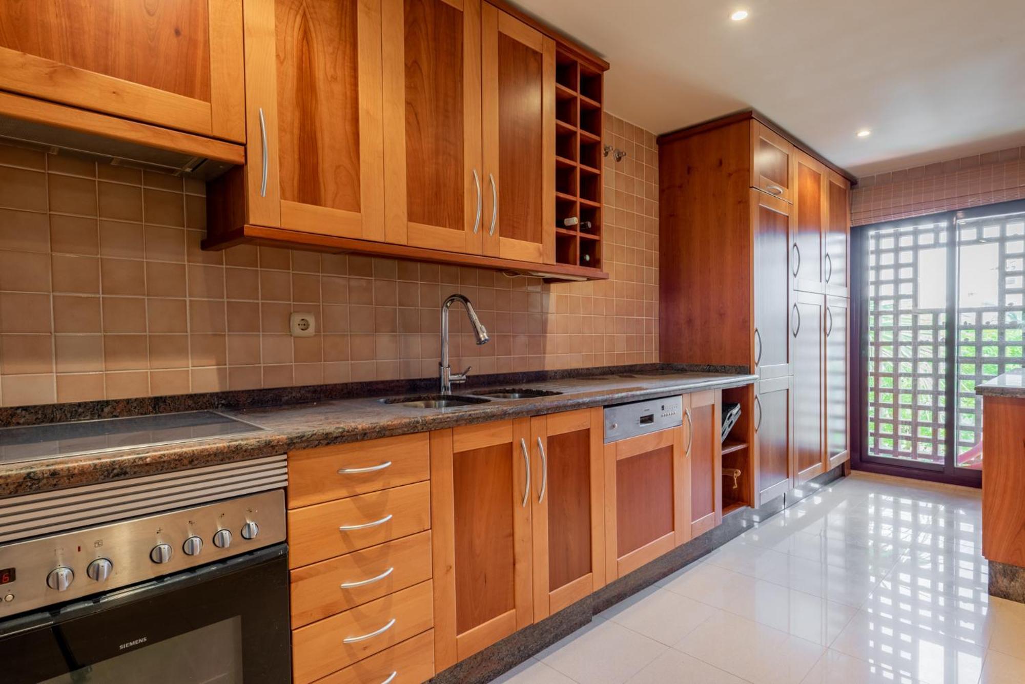 1320: San Pedro 2 Bed Penthouse Apartemen *